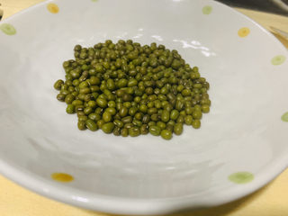 7、红枣黑米粥,绿豆适量，因为黑米红枣属于温性食物，绿豆性寒，根据实际情况可以加些绿豆或者莲子调节；