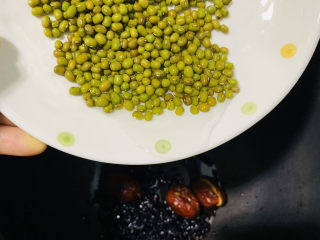 8、红枣黑米粥,把洗好的绿豆倒入电饭煲；