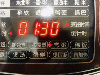 11、红枣黑米粥,把电饭煲调到煮粥健；