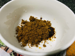 14、红枣黑米粥,碗里倒些红糖，根据自己喜欢的甜度放，不放也很好吃哦；