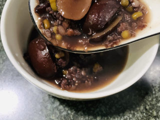 15、红枣黑米粥,把粥放到碗里；