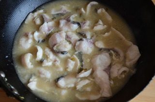 14、酸菜鱼,锅里的汤烧开，一片片迅速放下鱼片，晃一下锅，等鱼片变色后约7成熟时捞到碗里，鱼汤过滤后倒入碗里