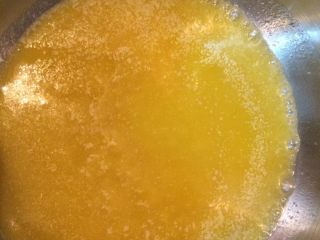 14、班尼迪克蛋 英式马芬 水波蛋 荷兰酱做法,荷兰酱做法！首先要将黄油澄清，加热50g黄油，并小火慢慢煮，表面浮上来的白色泡沫是乳清，我们撇去不要。