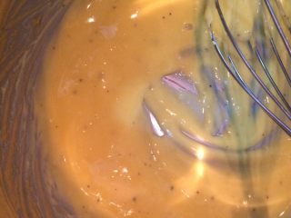 18、班尼迪克蛋 英式马芬 水波蛋 荷兰酱做法,将澄清的黄油一点点加入打好的蛋黄液中，一定要黄油溶于蛋液中了再加第二次！因为一次加太多黄油，酱汁会散掉