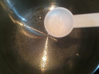 21、班尼迪克蛋 英式马芬 水波蛋 荷兰酱做法,水中加入适量的盐和白醋。