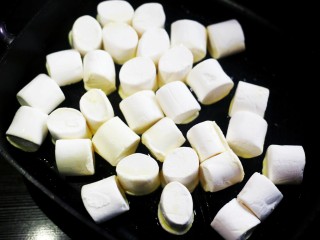 3、超好吃的人气草莓雪花酥,放入棉花糖继续小火融化。