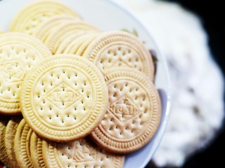 6、超好吃的人气草莓雪花酥,放入饼干，然后快速搅拌均匀。