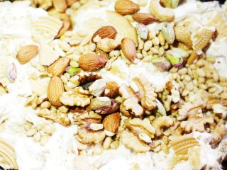 7、超好吃的人气草莓雪花酥,放入冻干草莓及综合干果搅拌。