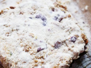 8、超好吃的人气草莓雪花酥,趁热放入撒上一层奶粉的平板上，压平整，表面撒上奶粉。