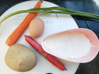 1、土豆丝火腿鸡蛋饼,准备所需食材