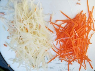 2、土豆丝火腿鸡蛋饼,土豆胡萝卜都擦细丝。