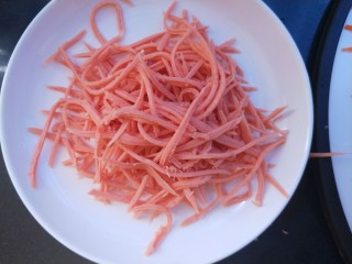 4、土豆丝火腿鸡蛋饼,火腿也擦丝