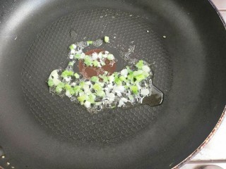 5、土豆丝火腿鸡蛋饼,平底锅倒油，把葱花炒香