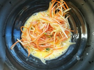 8、土豆丝火腿鸡蛋饼,加入炒好的三丝，