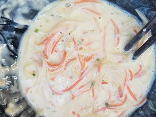 10、土豆丝火腿鸡蛋饼,再加少许水搅拌均匀，加盐，胡椒粉，鸡精调味。