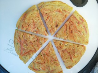 13、土豆丝火腿鸡蛋饼,煎好后切块。