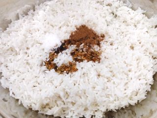 1、荷香糯米鸡,沥干水后加入盐,老抽,五香粉拌匀