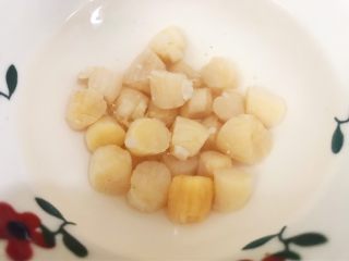 5、荷香糯米鸡,干贝用清水泡发2个小时