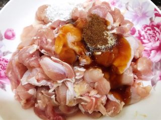 8、荷香糯米鸡,鸡腿肉去骨切小块,加入盐,料酒,蚝油,五香粉,胡椒粉,生粉拌匀腌制半小时