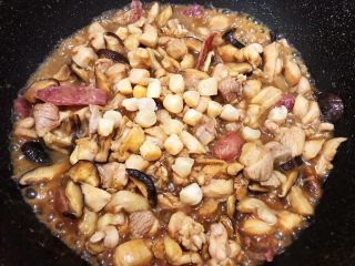 13、荷香糯米鸡,加入干贝,这时候加1勺老抽上色