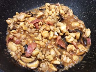 15、荷香糯米鸡,快速翻炒均匀后出锅,有些汤汁正好