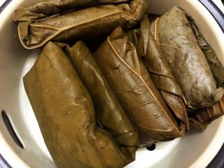 20、荷香糯米鸡,做好的糯米鸡放入蒸格里,蒸30分钟即可,我只蒸了4个,剩下的等凉透放入冰箱冷冻保存,吃的时候拿出来蒸透