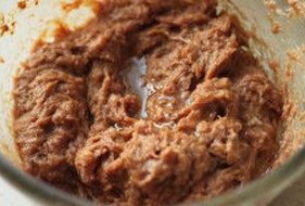 5、灌汤小笼包,将老抽、盐、味精、糖放入，搅打均匀