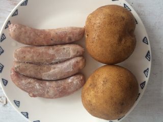 1、香肠土豆片,准备食材。