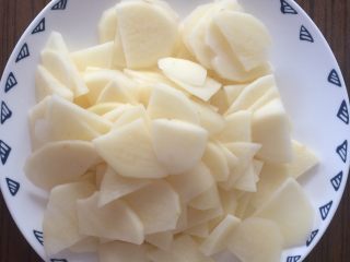 3、香肠土豆片,切薄片。