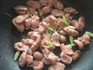 7、香肠土豆片,放入香肠片翻炒。