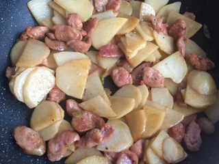 10、香肠土豆片,撒盐调味。