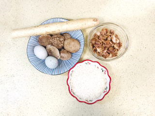 1、鸡肉山药粥,准备好食材