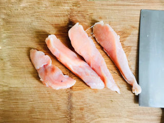 2、鸡肉山药粥,提前腌制一下鸡胸肉，鸡胸肉洗净，切成小丁