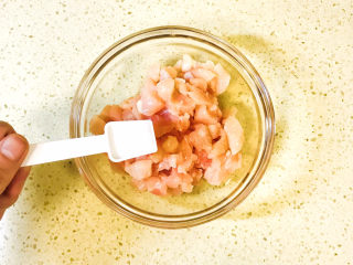 3、鸡肉山药粥,撒入盐调味