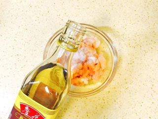 4、鸡肉山药粥,淋入料酒去腥