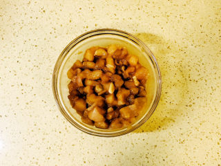 6、鸡肉山药粥,搅拌均匀，静置腌制入味