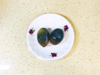 7、鸡肉山药粥,皮蛋洗净去皮