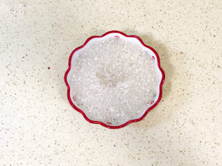 11、鸡肉山药粥,大米淘洗干净