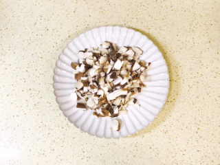 10、鸡肉山药粥,花菇洗净，切成小丁