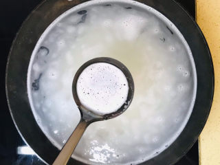 13、鸡肉山药粥,大火煮沸，浮沫舀出来，扔掉