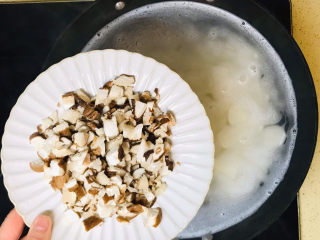 15、鸡肉山药粥,加入花菇丁