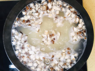 16、鸡肉山药粥,搅拌均匀，继续大火煮沸