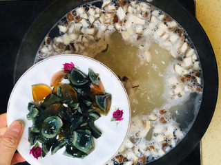 17、鸡肉山药粥,花菇和山药煮至断生后，加入皮蛋