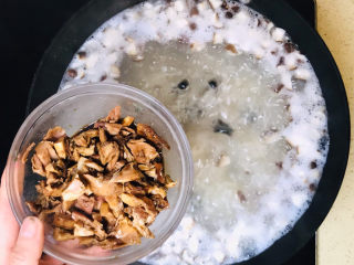 18、鸡肉山药粥,加入鸡肉