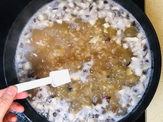 19、鸡肉山药粥,搅拌均匀后，加盐调味