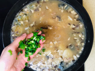 22、鸡肉山药粥,撒上葱花