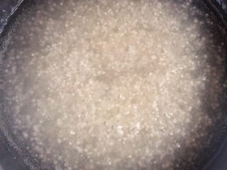 3、杨梅奶昔西米露,锅中烧水，放入西米，小火煮10分钟，需要用勺常搅动，避免糊锅。