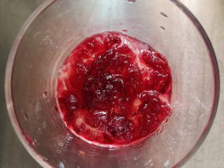 7、杨梅奶昔西米露,再放入一层玫瑰花蜜。