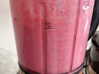 11、杨梅奶昔西米露,40秒后，杨梅奶昔就打好了。