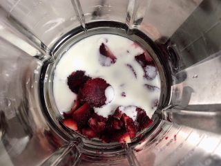 9、杨梅奶昔西米露,将杨梅去糊切块儿放入破壁机中，再放入酸奶。